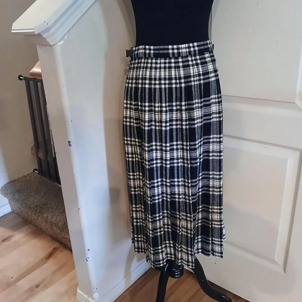 Vintage Clan Laird Scottish Black & White Plaid Tartan Pleated Buckle Kilt Skirt